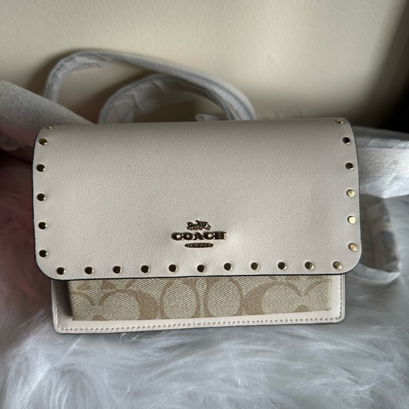 ❌❌SOLD❌❌Coach Signature Beltbag - Picture 2 of 3